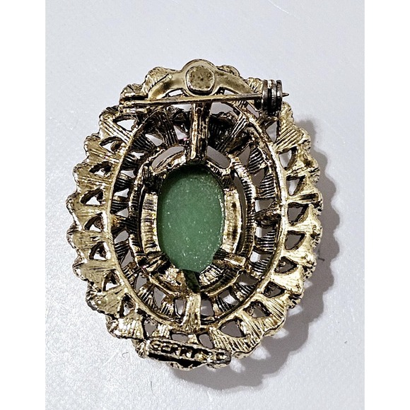 Vintage 1960s Green Cameo Brooch by Gerry's - Picture 5 of 9